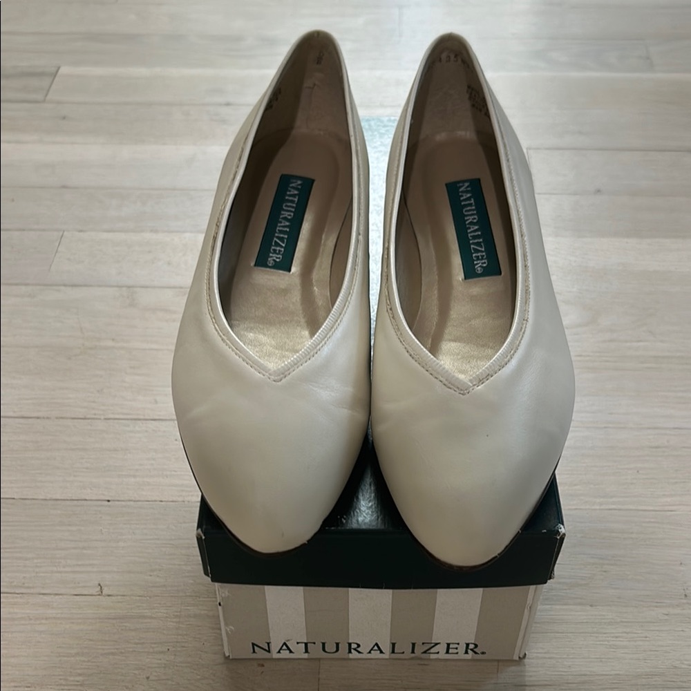 Naturalizer Cream Flats Elegant Minimalist Design